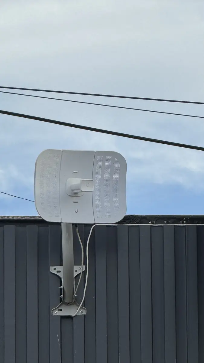 Equipo Ubiquiti instalado para enlace inalámbrico