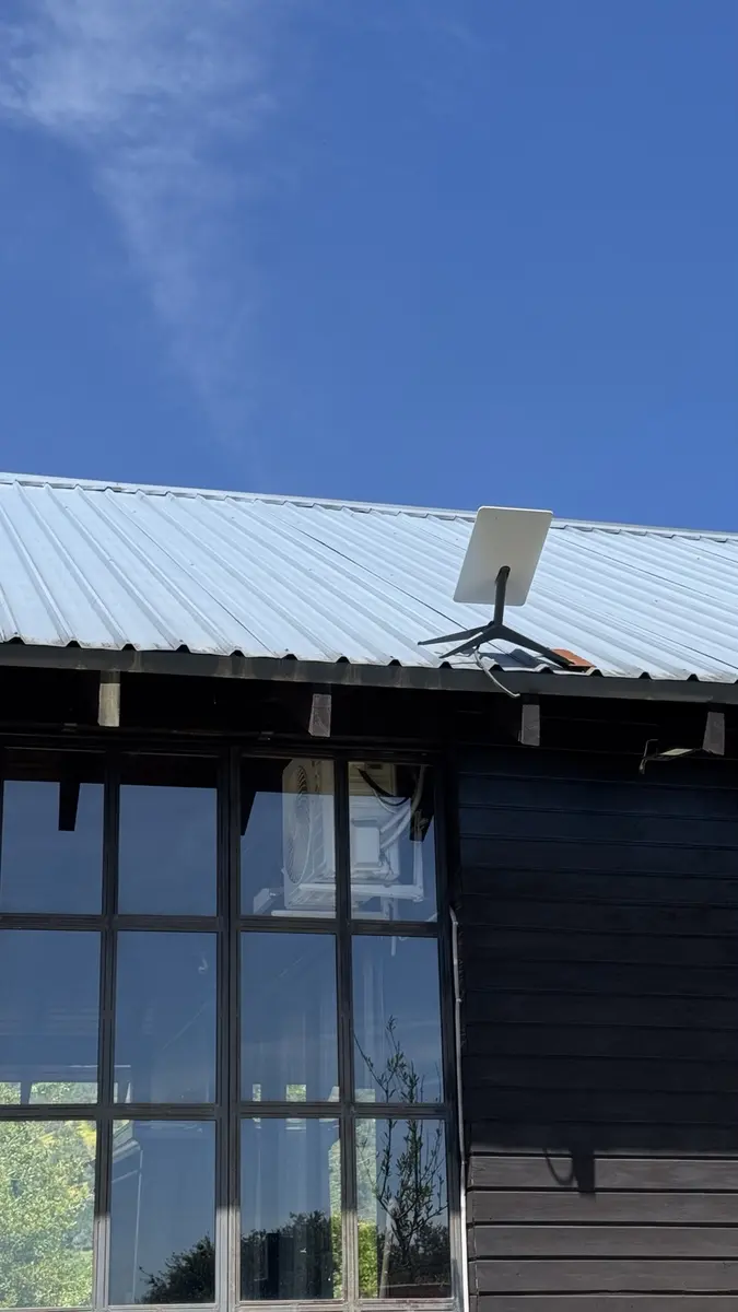 Antena de conectividad instalada en techo de empresa