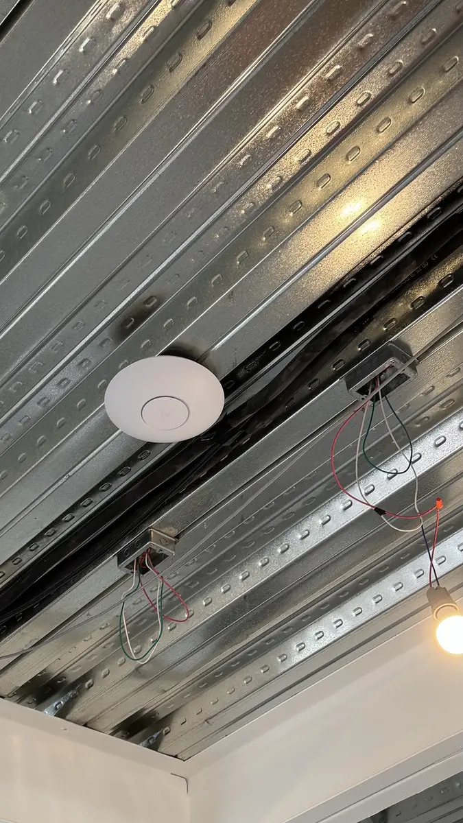 Punto de acceso inalámbrico instalado en estructura interior